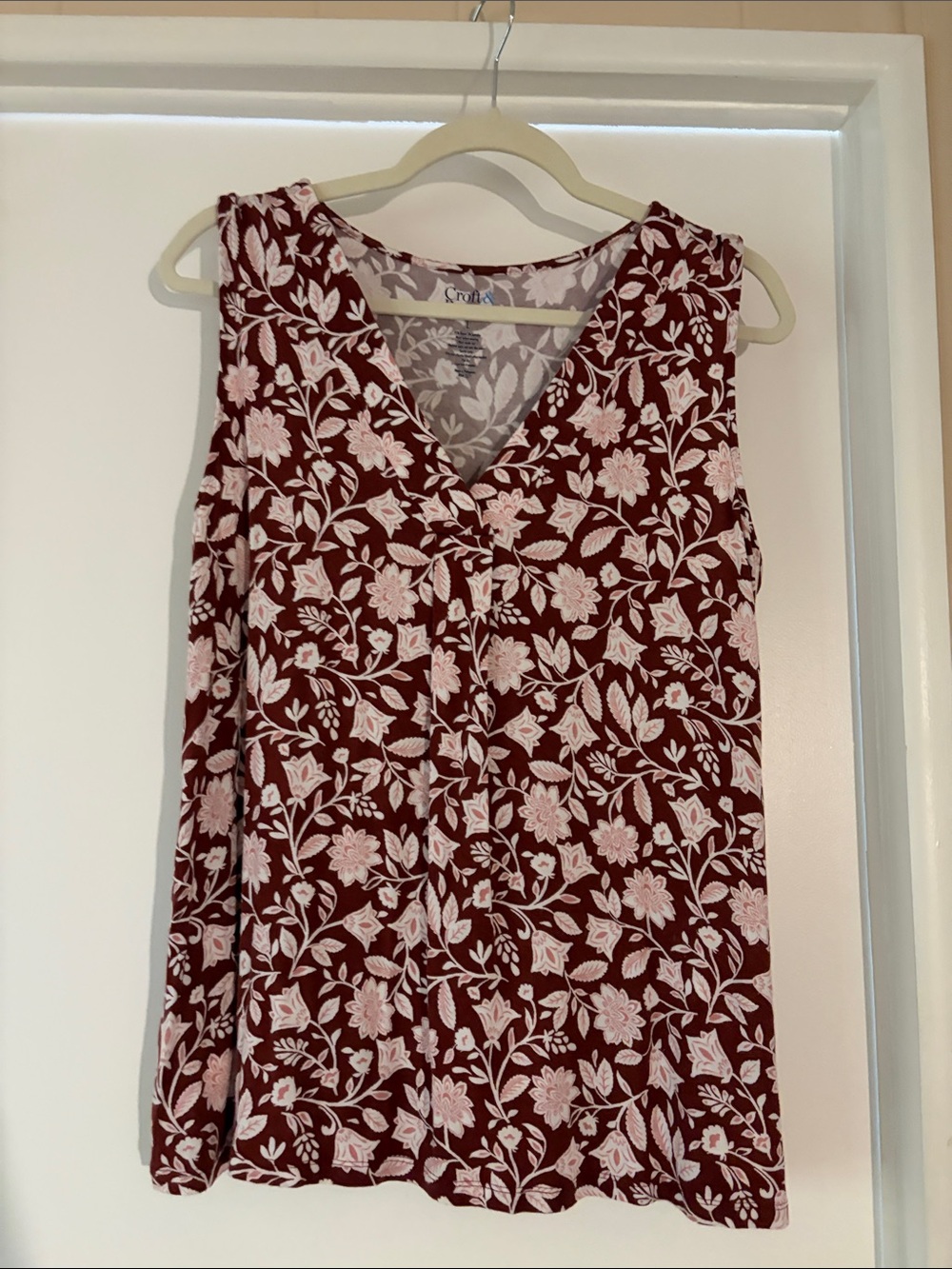 croft & barrow Burgundy and White Floral V-Neck Sleeveless Top